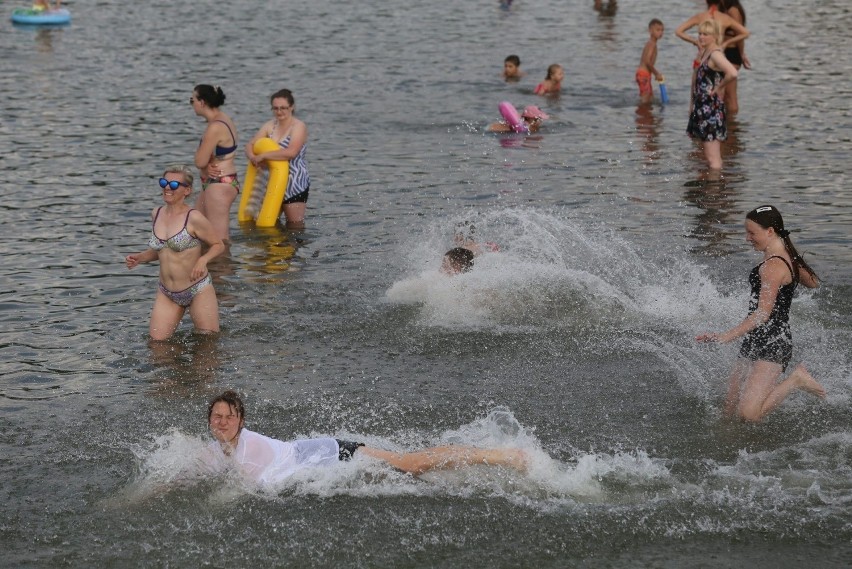 Przy dobrej pogodzie nad Pogorią III tłumy plażowiczów...