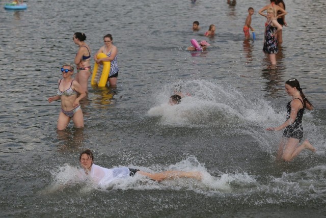 Przy dobrej pogodzie nad Pogorią III tłumy plażowiczów napotkamy również w środku tygodnia. 

Zobacz kolejne zdjęcia. Przesuń zdjęcia w prawo - wciśnij strzałkę lub przycisk NASTĘPNE