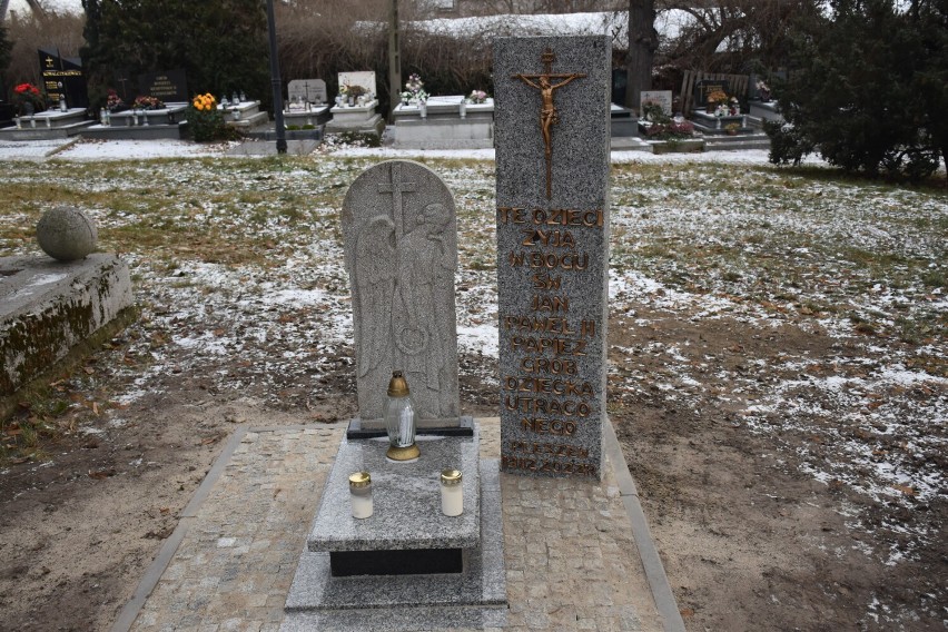 Grób Dziecka Utraconego powstał na cmentarzu parafialnym w...