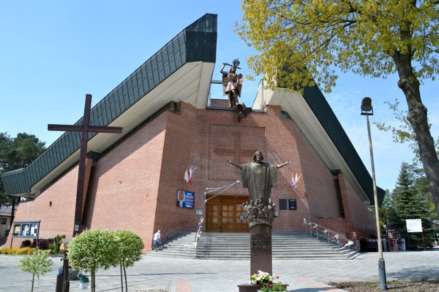 Figura i relikwia błogosławionego kardynała Stefana Wyszyńskiego trafiły do kościoła Trójcy Przenajświętszej w Stalowej Woli