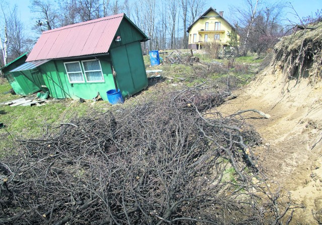 Osuwisko w okolicy ul. Golkowickiej wciąż "pracuje". Okoliczne domy są zagrożone