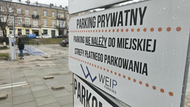 Choć przy wjedzie na parking na placu Wolności jest tablica informująca, że nie jest to miejska Strefa Płatnego Parkowania to wielu kierowców się myli i kupuje bilet w parkometrze należącym do miasta.
Czy oznakowanie jest wystarczające ? 

Zobacz zdjęcia