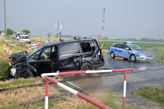 Do zderzenia drezyny z osobowym vanem doszło na niestrzeżonym przejeździe kolejowym przy ul. Popowickiej w Inowrocławiu