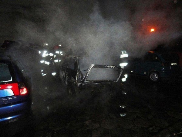 Nowy Sącz: pożar samochodów na ul. Żywieckiej. Grasuje podpalacz! [ZDJĘCIA]