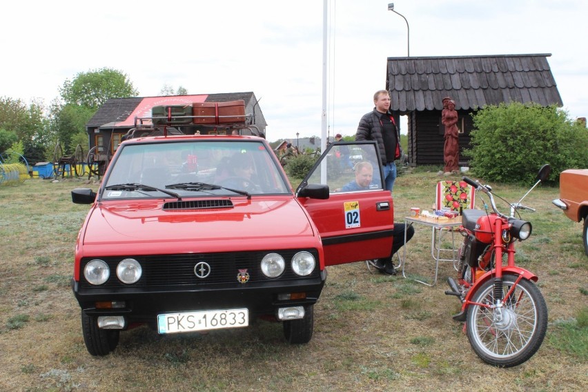 LESZNO. W kwietniu 2019 roku do Osiecznej zjechały się takie cuda! Zlot fiatów pod wiatrakami [ZDJĘCIA] 