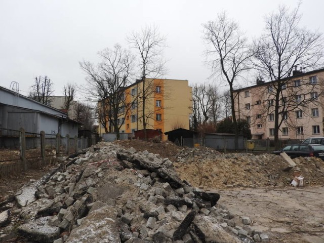 Miejskie grunty po starej kotłowni przy ul. Starowiejskiej w Andrychowie trafiły w prywatne ręce. Jeszcze trzy lata temu stała w tym miejscu rozpadająca się rudera. Potem działki służyły jako parking.