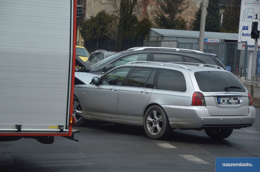 Wypadek na skrzyżowaniu ulicy Stodólnej z Okrężną we Włocławku. Dwie osoby trafiły do szpitala [zdjęcia]