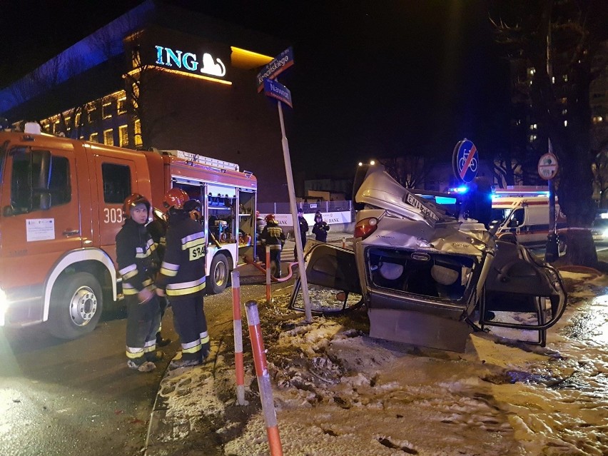 Wypadek w centrum Łodzi. Samochód dachował na Kopcińskiego [ZDJĘCIA]