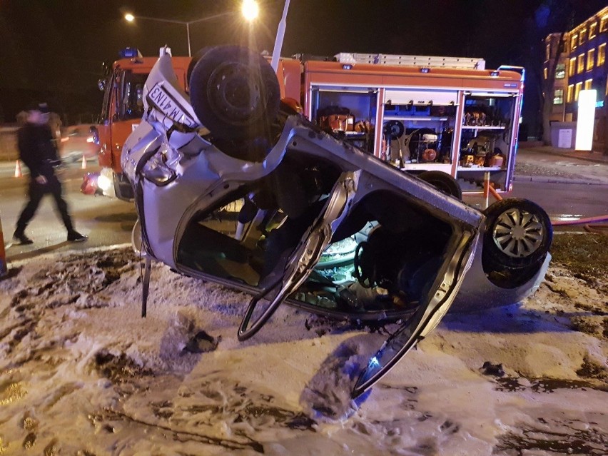 Wypadek w centrum Łodzi. Samochód dachował na Kopcińskiego [ZDJĘCIA]