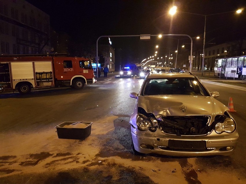 Wypadek w centrum Łodzi. Samochód dachował na Kopcińskiego [ZDJĘCIA]