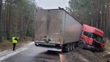 Ciężarówka w rowie. Zdarzenie na trasie Śliwice - Lipowa