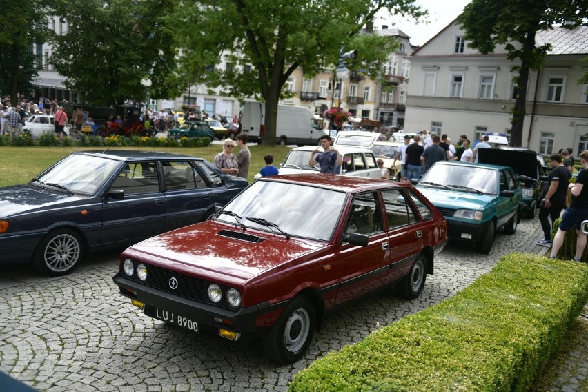 RK Classics w Radomiu. Zabytkowe samochody i super auta amerykańskie. Dzieje się! Zobacz zdjęcia 