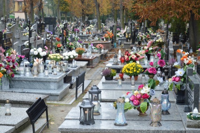 Wszystkich Świętych 2020 Zduńska Wola dzień po decyzji o zamknięciu cmentarzy