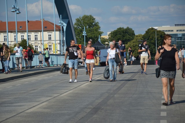 Wielu mieszkańców powiatu jako powód do dumy wskazuje bliskość granicy, Polsko - niemieckie imprezy i uniwersytet