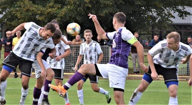 Keeza V liga Chrzanów; Niwa Nowa Wieś - Hejnał Kęty. Na zdjęciu: Adam Mateja (z lewej) musiał przed czasem opuścić boisko