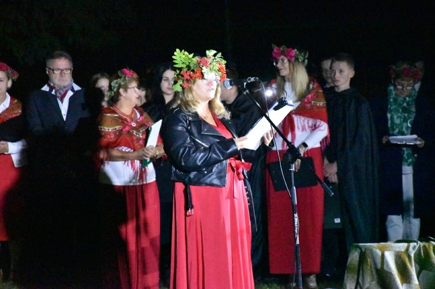 Narodowe Czytanie nad jeziorem w Dolsku. Wśród aktorów...