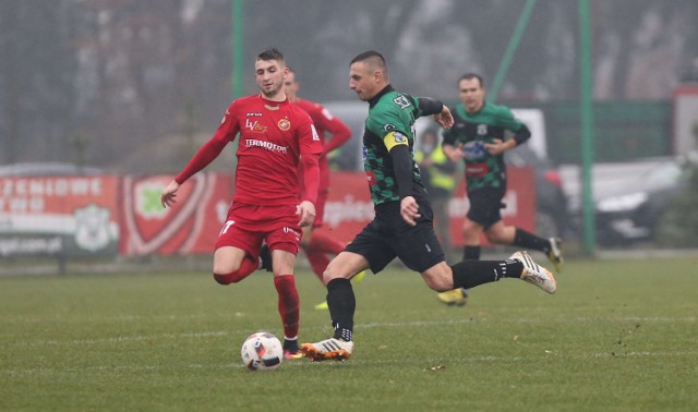 Patryk Strus (od lewej) odchodzi z Widzewa