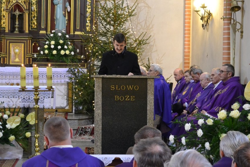 Tysiące osób pożegnały ks. Stanisława Lenza, proboszcza w Starej Kiszewie, dziekana zblewskiego.FOTO