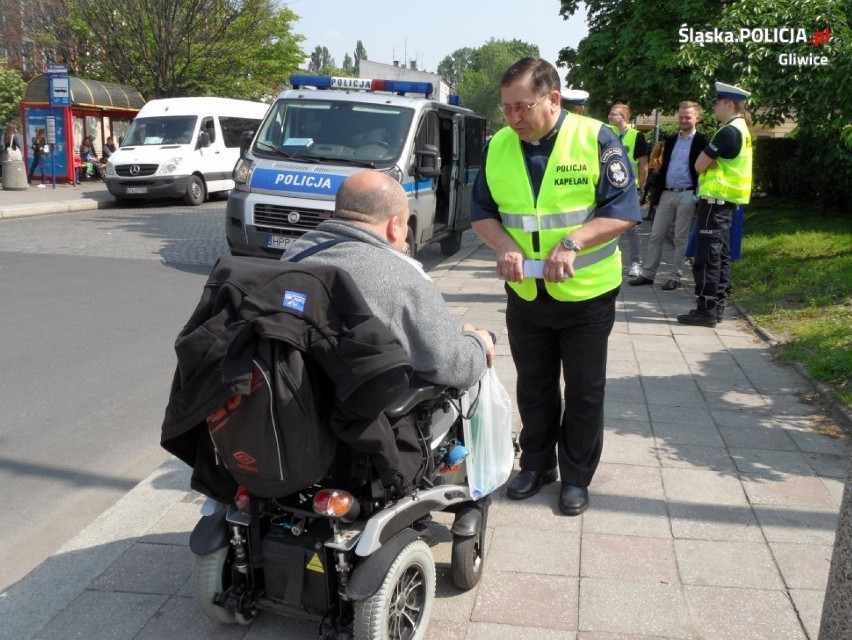 Bezpieczny pieszy: Kapelan gliwickiej policji pouczał pieszych podczas akcji profilaktycznej