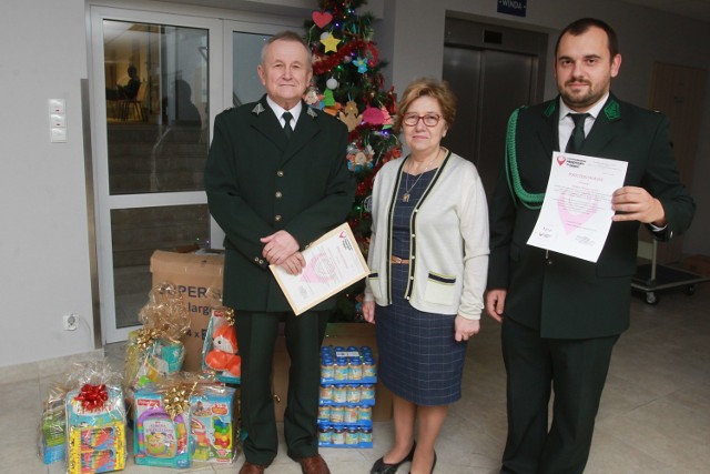 Na zdjęciu: Józef Bożek i Mateusz Juchno wraz z Janiną Jaroń, założycielką hospicjum.