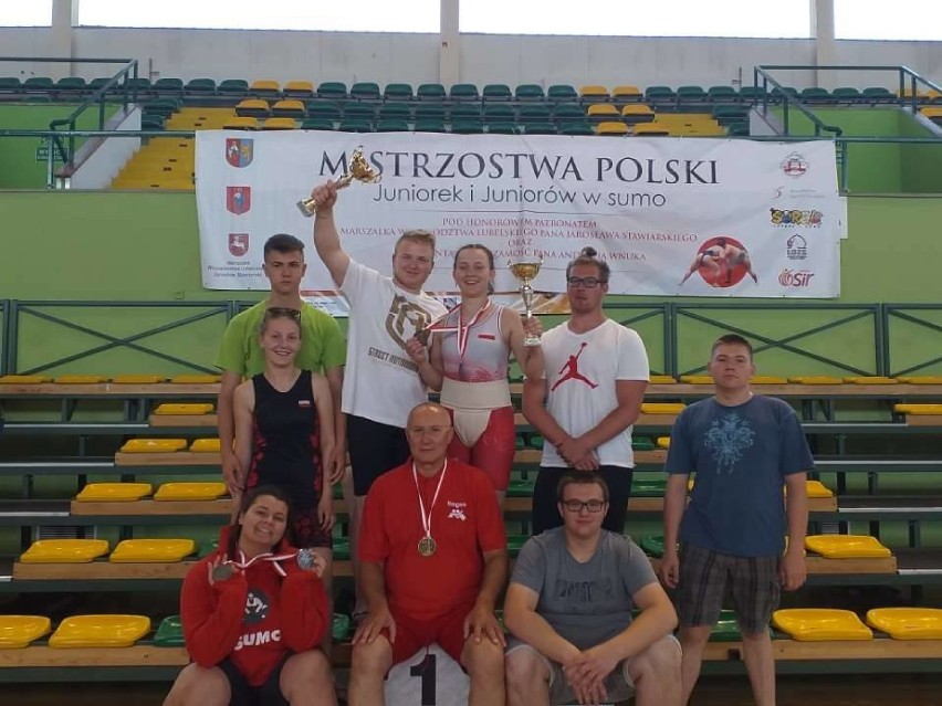 Ekipa Spartakusa - siedzą od lewej: Wiktoria Staszak,...