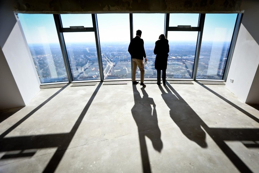 Wieżowiec Sky Tower to najwyższy budynek Wrocławia. Punkt...