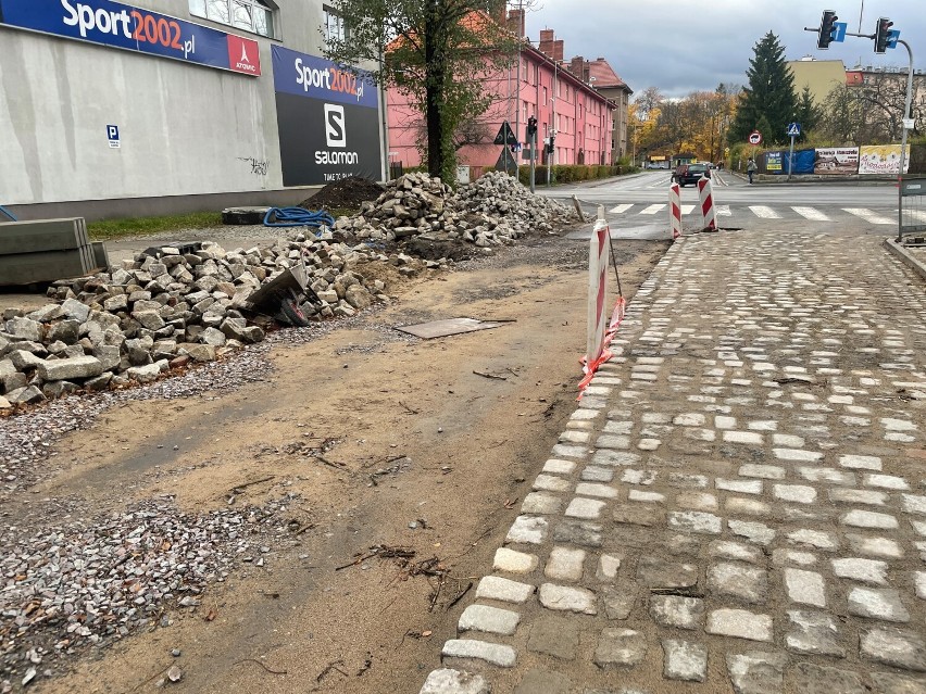 Trwa remont ulicy Flisaków w Jeleniej Górze. Będzie nowa nawierzchnia, oświetlenie i zatoczki