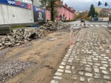 Trwa remont ulicy Flisaków w Jeleniej Górze. Będzie nowa nawierzchnia, oświetlenie i zatoczki