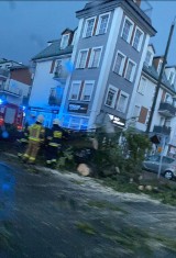 Burza w Pucku i powiecie puckim: zniszczone drzewa, zalana ulica. Pracowity wieczór strażaków | NADMORSKA KRONIKA POLICYJNA