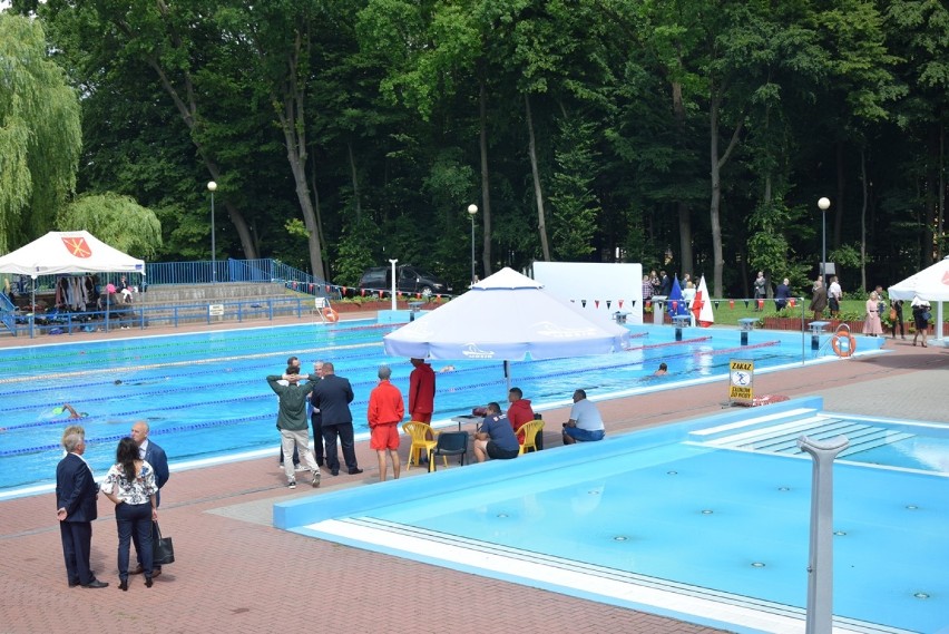 Czas pożegnać stary budynek basenu w Kraśniku! Marszałek i burmistrz podpisali umowę na modernizację obiektu. Zobacz zdjęcia  i wideo