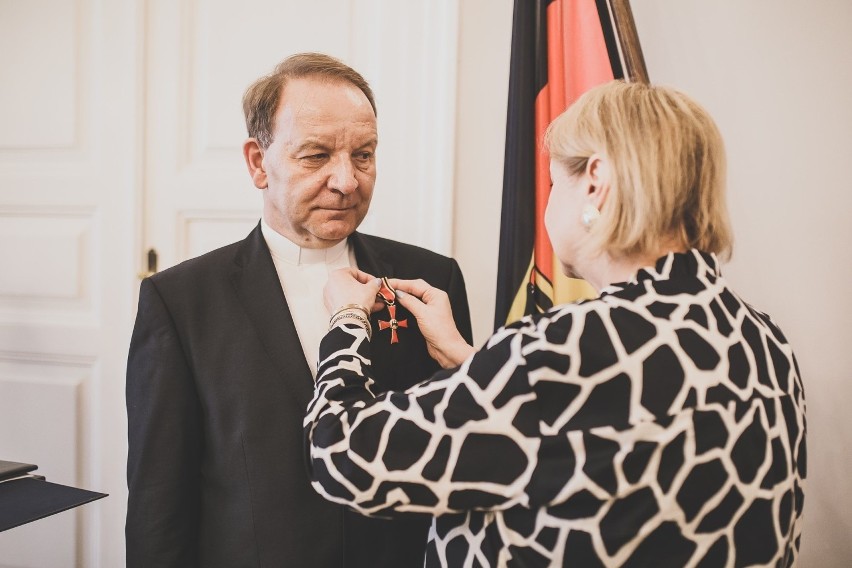 Konsul Ursula Maier odznaczyła Krzyżem Zasługi Na wstędze...