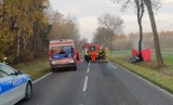 Śmiertelny wypadek na Mazowszu. Samochód uderzył w drzewo i spłonął. Nie żyje 25-letni kierowca 