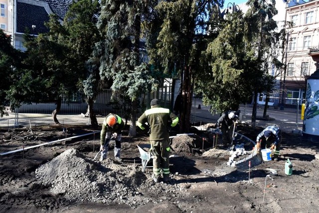 U zbiegu ulic Mickiewicza i Gdańskiej w Bydgoszczy powstaje pierwszy w mieście park kieszonkowy. Miniogród będzie miejscem odpoczynku i relaksu dla mieszkańców miasta.

Drzewa i krzewy, rabaty z kwiatami, a także ławeczki i siedziska – taką zieloną enklawę już niedługo będą mieli do dyspozycji w centrum miasta mieszkańcy Bydgoszczy.



Zobaczcie kolejne zdjęcia >>>

Polecamy: Bydgoski Londynek z lotu ptaka


