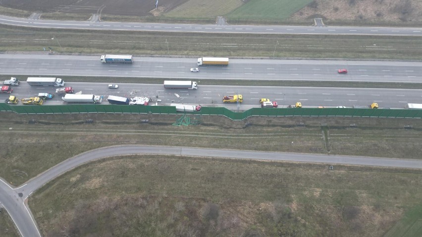 Karambol pod Częstochową. Zderzenie czterech pojazdów ciężarowych na autostradzie A1 - zobacz ZDJĘCIA