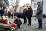 Tarnów. Obchody 79.rocznicy wyzwolenia obozu zagłady Auchwitz-Birkenau. Uroczystość obok pomnika I Transportu do KL Auschwitz. Zdjęcia