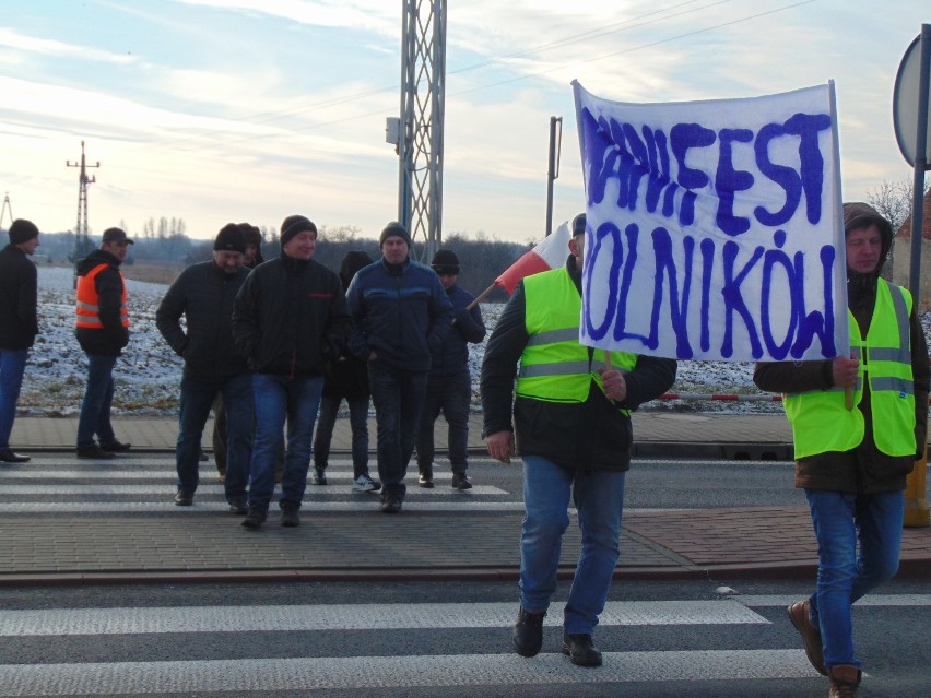 Protest rolników. Gospodarze z powiatu pleszewskiego blokowali przejazd na drodze krajowej nr 12 w Przydziałkach