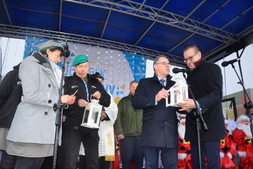 Wigilia Miejska 2019 w Suwałkach. W deszczu władze miasta i mieszkańcy śpiewali kolędy [Zdjęcia]