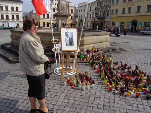 Anna Walica, tak jak wielu  mieszkańców Cieszyna, zapaliła znicz na Rynku i oddała hołd tragicznie zmarłym
