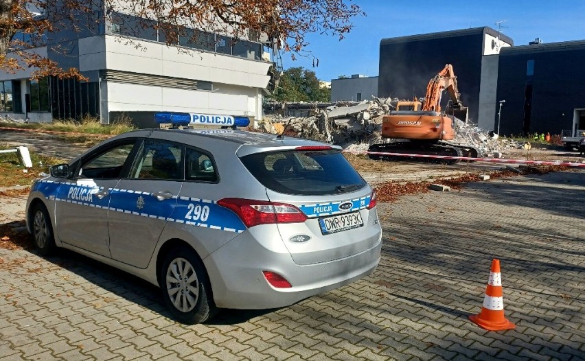 Strażacy, policjanci, karetki... Co się dzieje na pl. Strzegomskim we Wrocławiu? (ZDJĘCIA) 