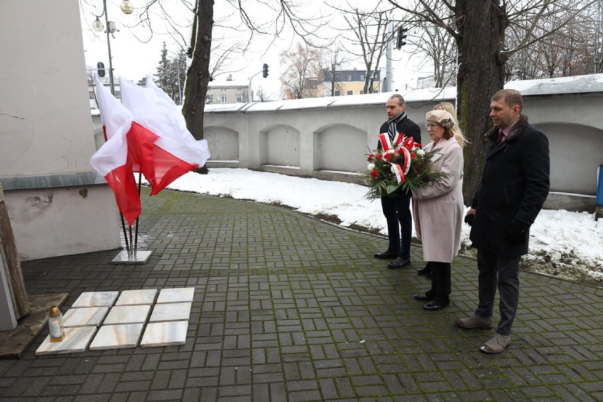 160 rocznica wybuchu powstania styczniowego w Radomsku. Wiązanki i wykład. ZDJĘCIA