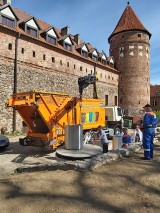 Śmietniki nie będą straszyć. Podziemne pojemniki przy bytowskim zamku