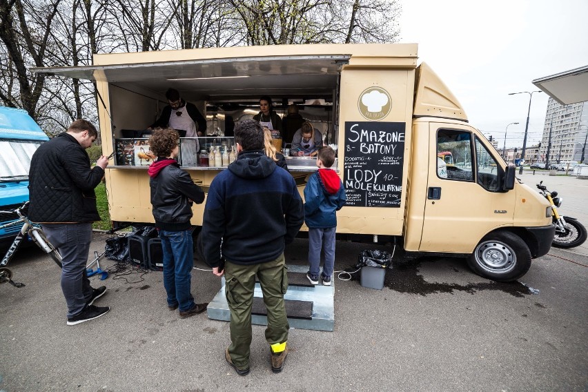 Food truck genialny w swojej prostocie oferuje smażone......