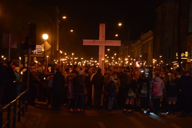 Setki wiernych uczestniczyło dzisiaj w Drodze Krzyżowej