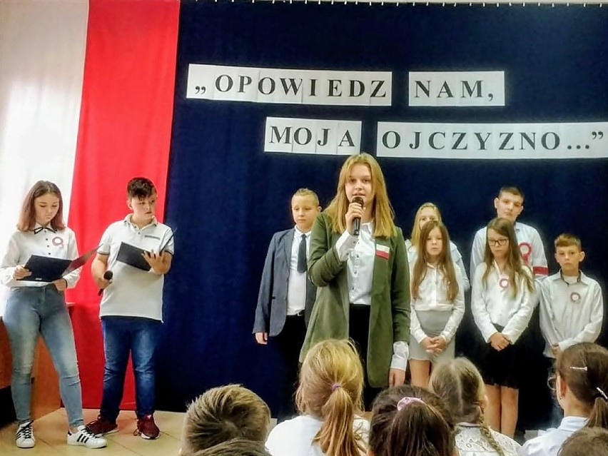 Kocham Cię Polsko. Uczniowie uczcili 101. rocznicę odzyskania niepodległości przez Polskę