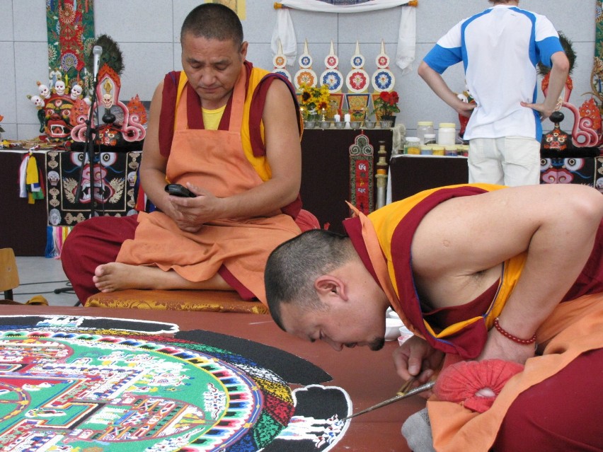 Tybetańsy mnisi wysyłają smsy! Zobacz mnicha z komórką:)