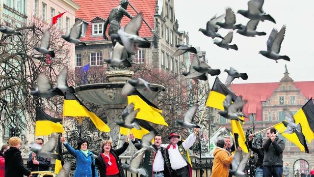 W piątek w Gdańsku działacze kaszubscy rozdawali flagi