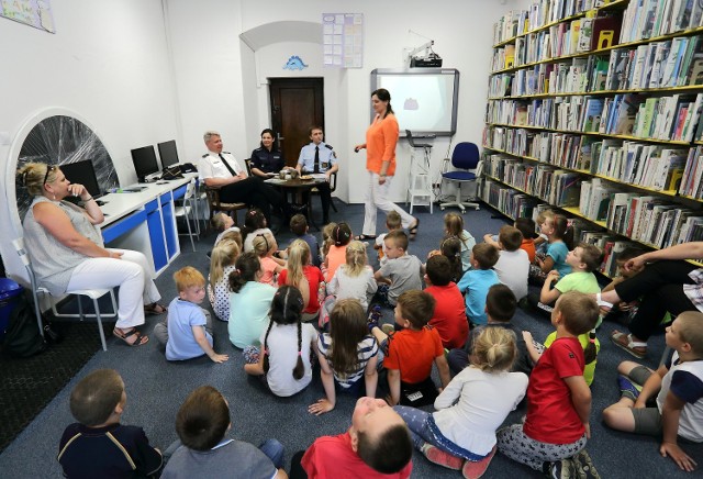 Dziś w Miejskiej Bibliotece Publicznej, w ramach akcji "Cała Polska czyta dzieciom" najmłodszym czytali przedstawiciele policji, straży pożarnej i straży miejskiej