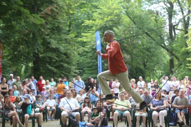Stefano di Renzo, włoski artysta, ze spektaklem balansowania na linie w Parku Chopina w Gliwicach