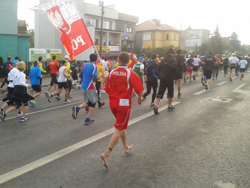 13. Poznań Maraton: Zawodnicy na ulicy Jugosłowiańskiej