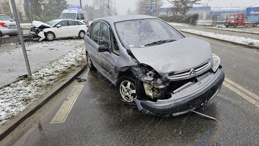 Dwa samochody zderzyły się na ulicy Wrzosowej w Kielcach.